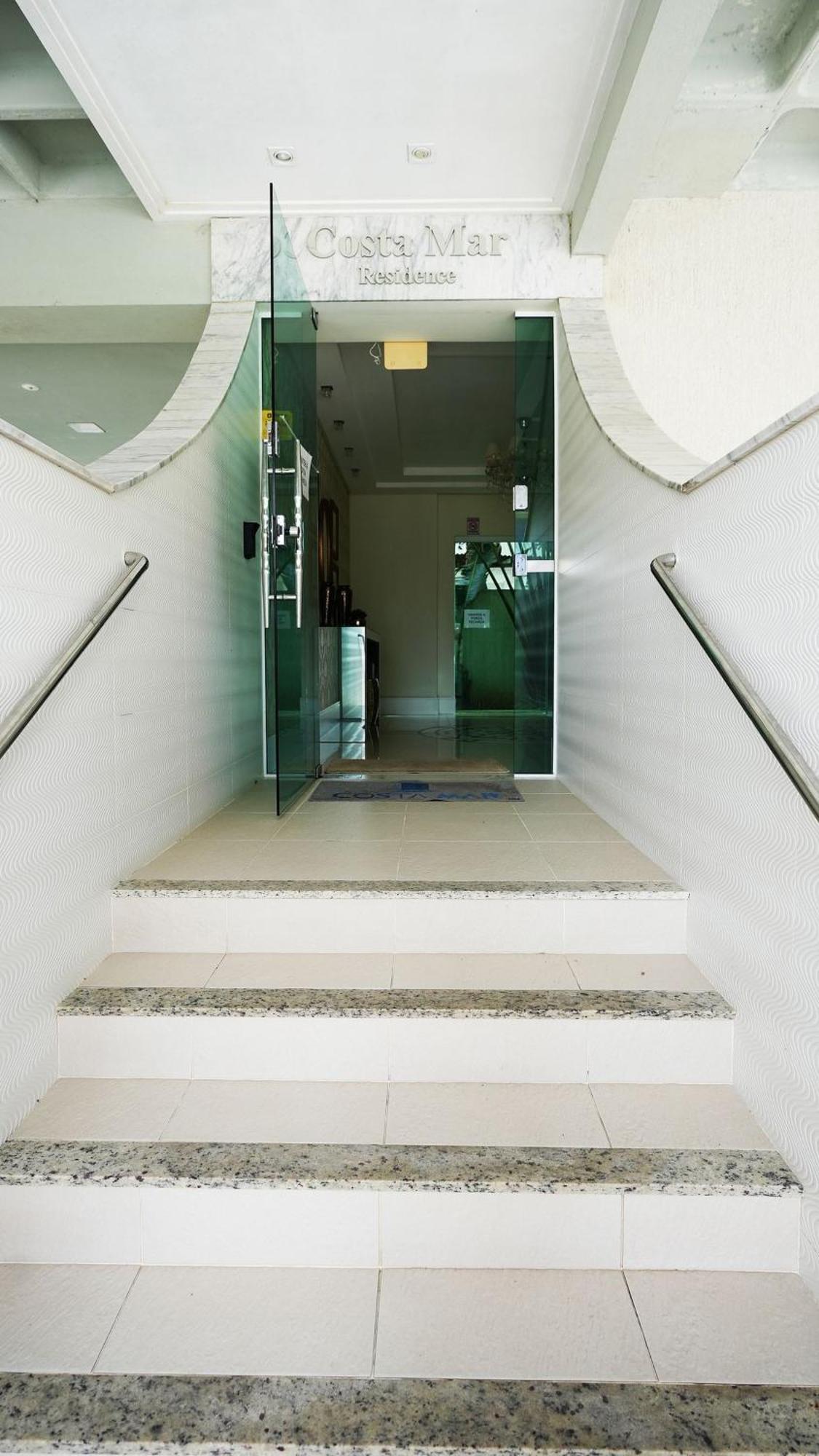 Edificio Costa Mar - Centro De Bombinhasアパートメント エクステリア 写真